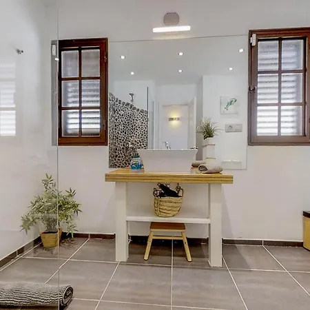 Villa Sleeps 6 With Pool And Wifi Corralejo