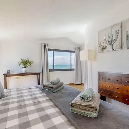 Sleeps 6 With Pool And Wifi Corralejo