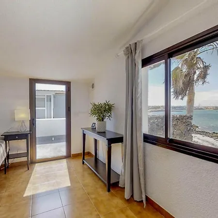 Sleeps 6 With Pool And Wifi * Corralejo