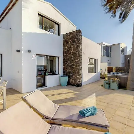 Sleeps 6 With Pool And Wifi Villa