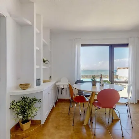 Villa Sleeps 6 With Pool And Wifi *