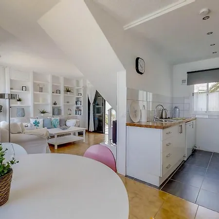 Villa Sleeps 6 With Pool And Wifi Corralejo