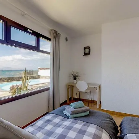 Villa Sleeps 6 With Pool And Wifi Corralejo