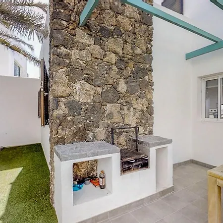 Sleeps 6 With Pool And Wifi Villa