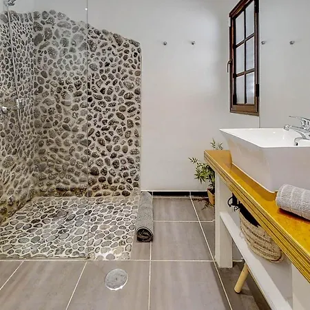 Villa Sleeps 6 With Pool And Wifi Corralejo