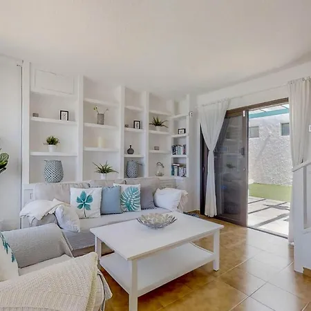 Villa Sleeps 6 With Pool And Wifi *