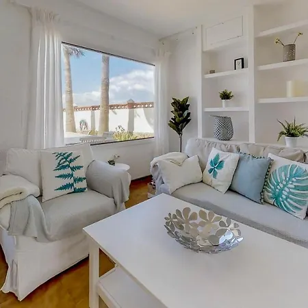 Villa Sleeps 6 With Pool And Wifi Corralejo