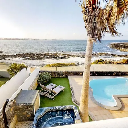 Villa Sleeps 6 With Pool And Wifi