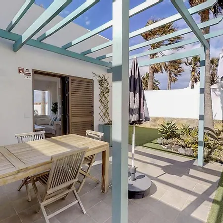 Sleeps 6 With Pool And Wifi Villa Corralejo