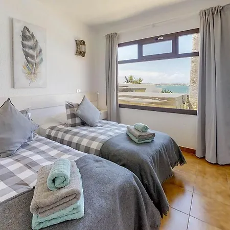 Villa Sleeps 6 With Pool And Wifi *