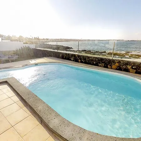 Villa Sleeps 6 With Pool And Wifi